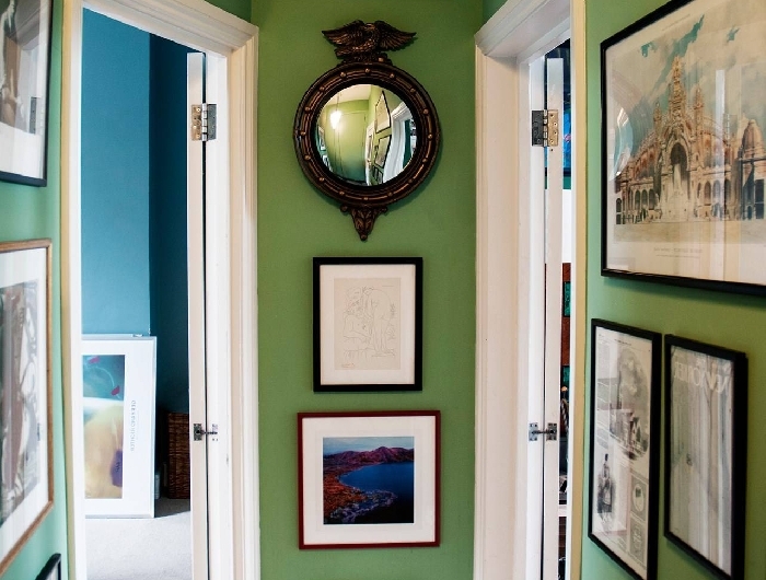 mur vert décoration couloir petite entrée appartement aménagement entrée couleurs tendance mur de cadres tapis multicolore