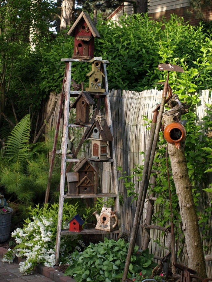 projet décoration de jardin avec objets DIY en matériaux de récupération, construction cabane pour oiseaux facile et économique