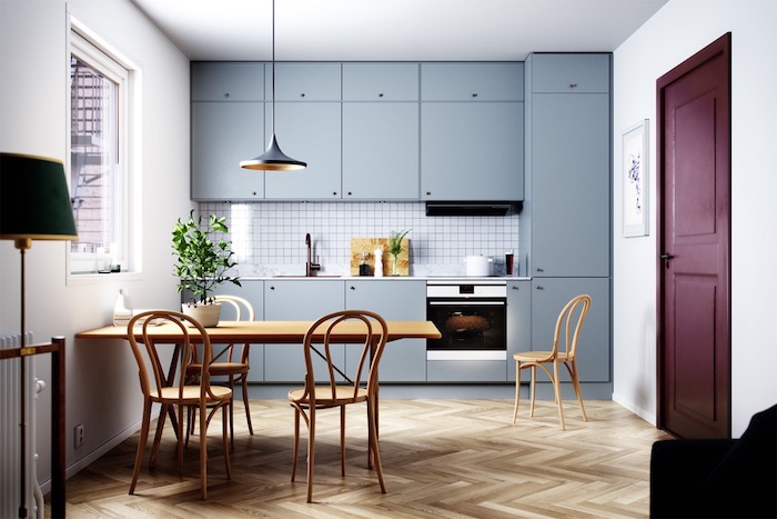 Peindre la cuisine en blanc et la porte en violet pour un accent coloré, table à manger bois, cuisine déco style scandinave 