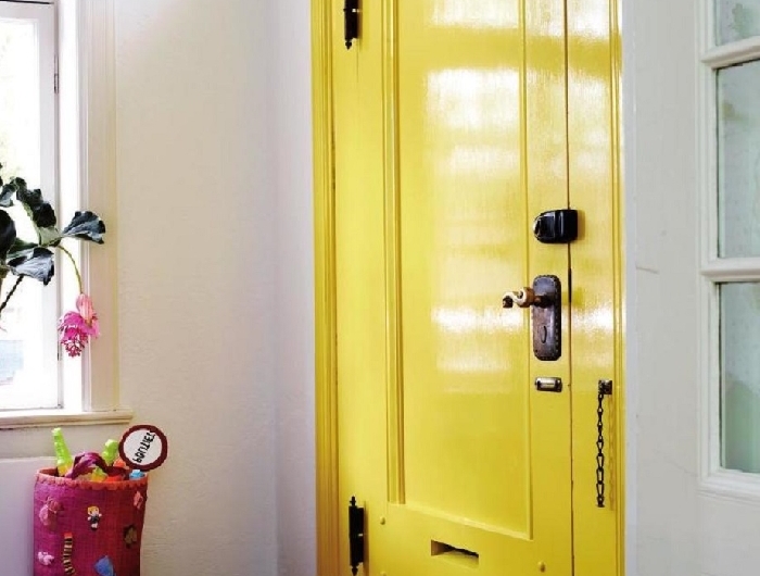 panier rangement tissu rose fuschia peinture couloir et portes tapis rose motifs floraux porte d entrée jaune plante verte