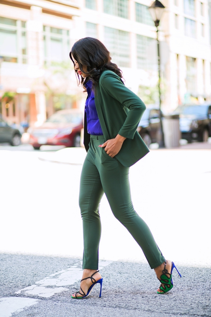 tenue femme élégante avec costume en nuance verte et chemise violette, modèle d'ensemble tailleur femme pour look classe
