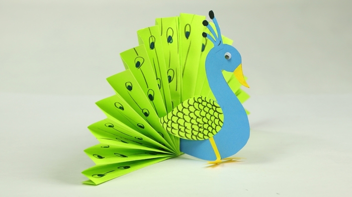 activité manuelle primaire, idée comment faire un paon facile avec éventail en papier vert et corps en feuille de papier bleu