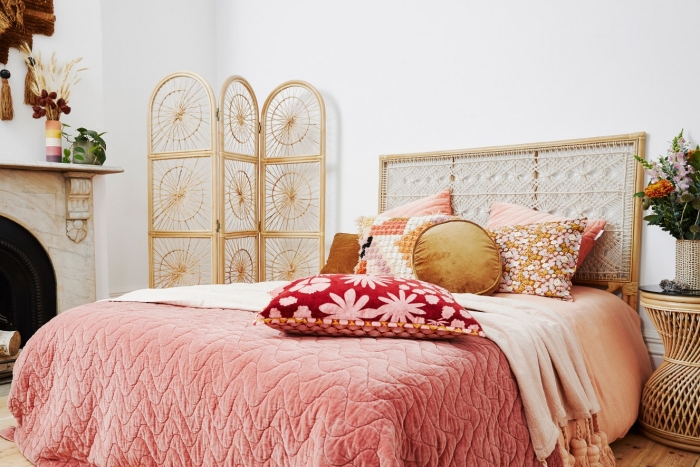 paroi rotin cheminée marbre décoration chambre à coucher bohème motifs ethniques coussin décoratif suspension macramé tête de lit rotin