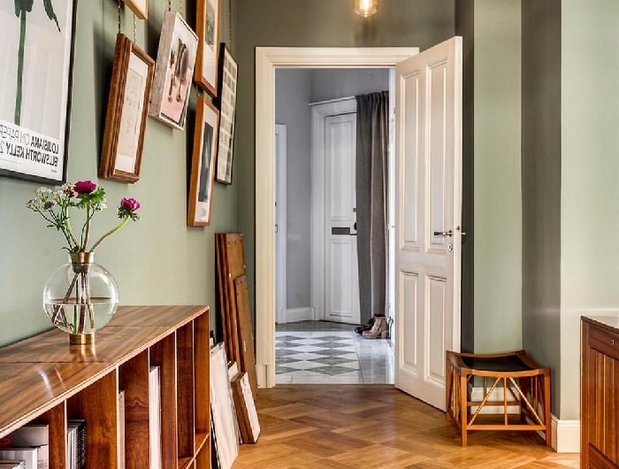 peinture couloir vert porte blanche parquet bois meubles de rangement ouvert en bois vase verre ronde mur de cadres bois rustique