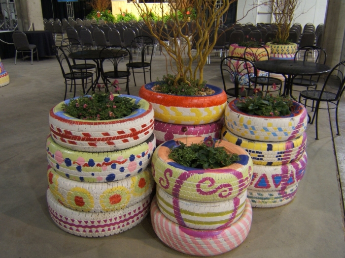 exemple comment faire une deco pneu originale, DIY jardinières en pneus recyclés repeints en différents couleurs et motifs
