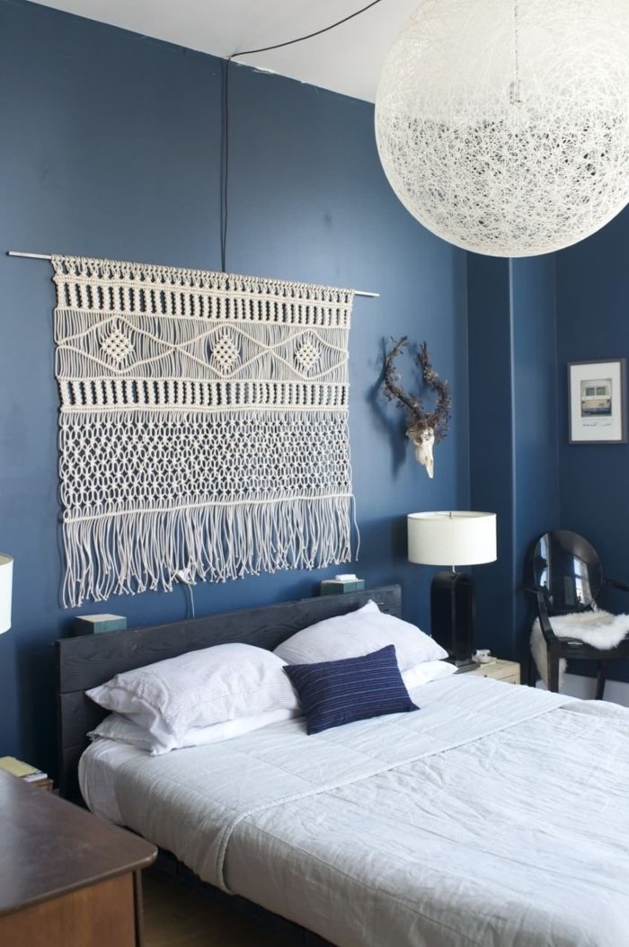 peinture murale bleue décoration chambre à coucher tête de lit macramé corde lampe de chevet blanc et noir chaise noire cornes décoratives