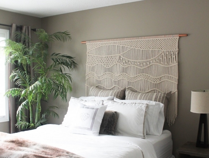 peinture murale chambre à coucher tendance noeud macramé suspension cotton beige palmier d intérieur lampe de chevet noir et blanc
