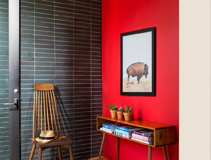 peinture murale tendance rouge décoration de couloir d entrée revêtement mural carrelage gris anthracite chaise bois foncé meuble bois