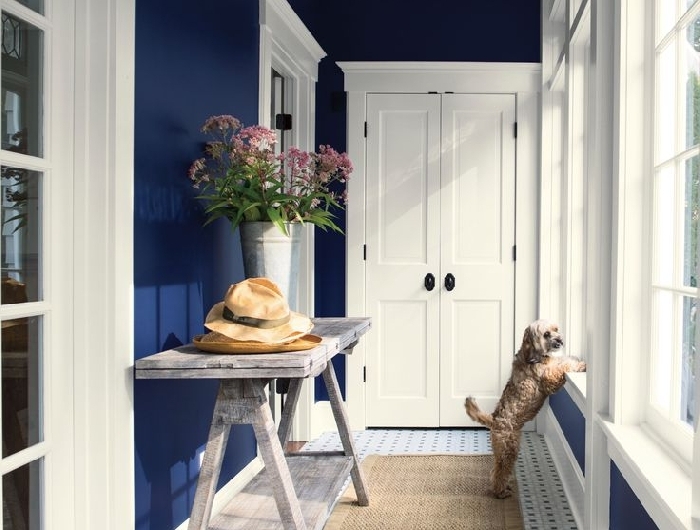 peinture tendance couleur bleu foncé table bois vintage carreaux blanc et noir comment peindre un couloir aux multiples portes