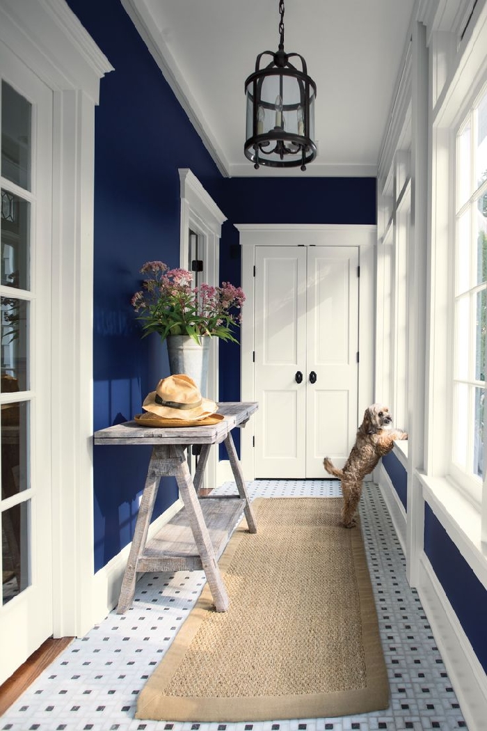 peinture tendance couleur bleu foncé table bois vintage carreaux blanc et noir comment peindre un couloir aux multiples portes