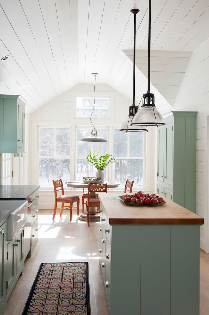 Cuisine sous pente bien aménagée, associer les couleurs dans une cuisine blanc et vert claire, association de couleur