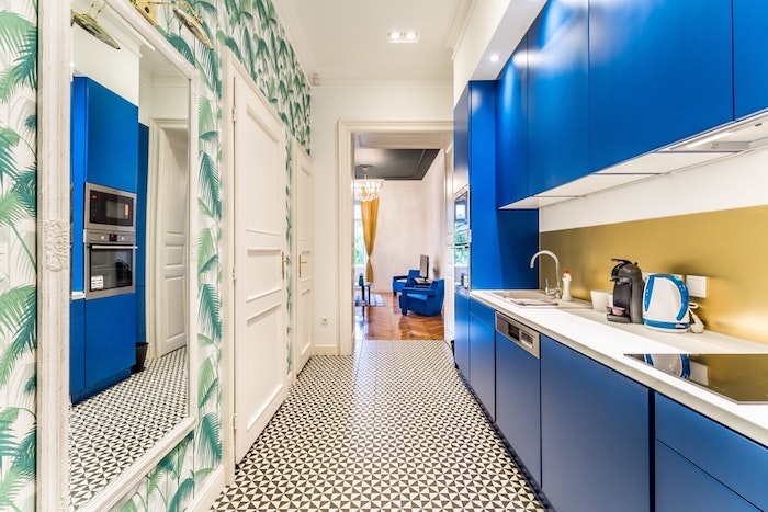 Papier peinte jungle urbaine bleu cuisine tendance 2020, repeindre sa cuisine et l'aménager bien