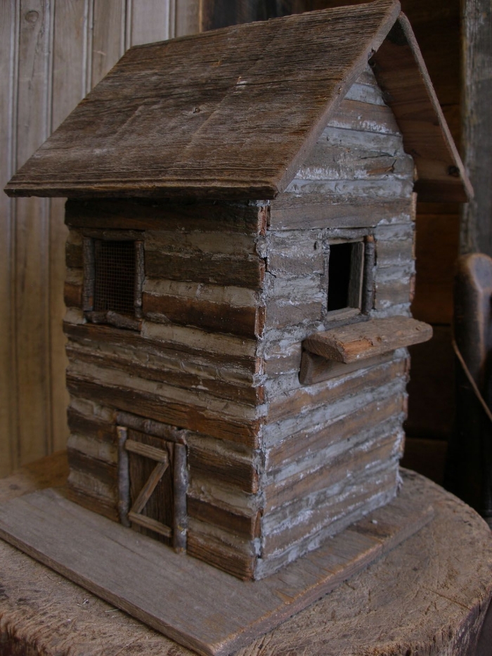 modèle de cabane oiseaux fabriquée avec bois foncé sur deux niveaux, diy mangeoire pour oiseaux à faire soi même