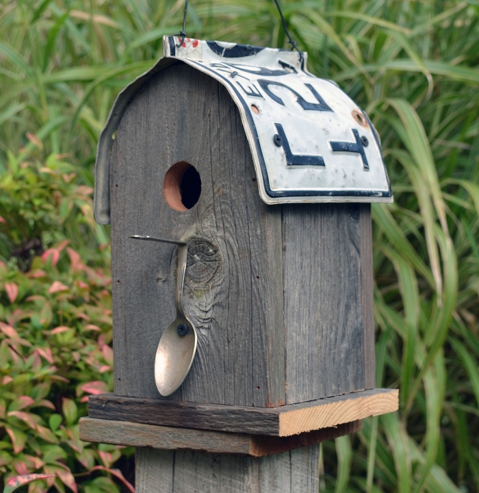 idée comment faire une cabane oiseaux avec matériaux recyclés, modèle de petite mangeoire en planches de bois