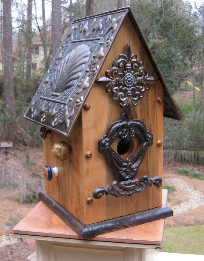 DIY maison oiseaux fabriquée avec planches de bois et ornements en métal, modèle de mangeoire originale 