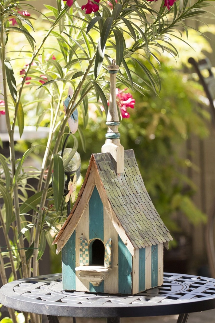 DIY cabane a oiseaux décorative facile à réaliser avec bois et peinture, modèle de mangeoire décorative fait maison