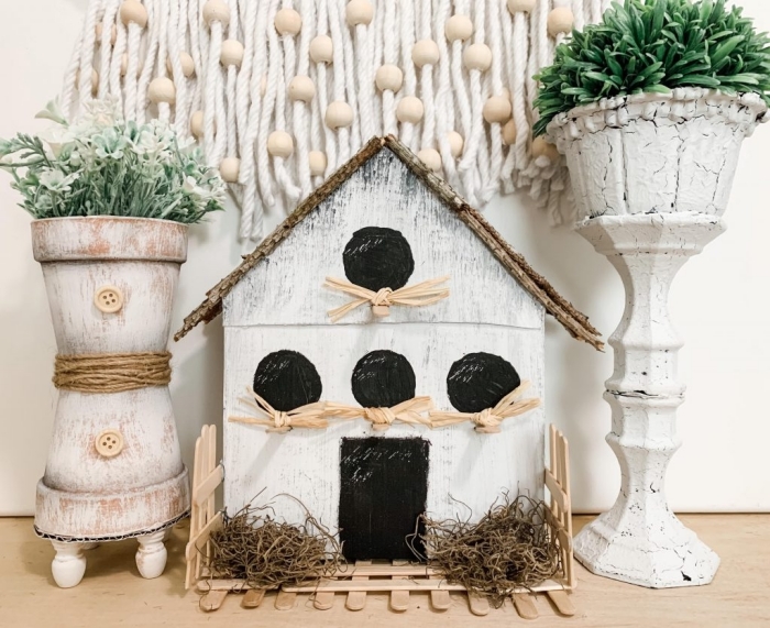 idée comment faire une maison oiseaux décorative pour intérieur, DIY mangeoire fait avec carton et bâtons de bois