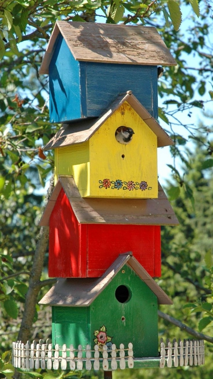 modèles de mangeoire pour oiseaux fait avec planches de bois repeintes en couleurs variées, déco de jardin à faire soi même