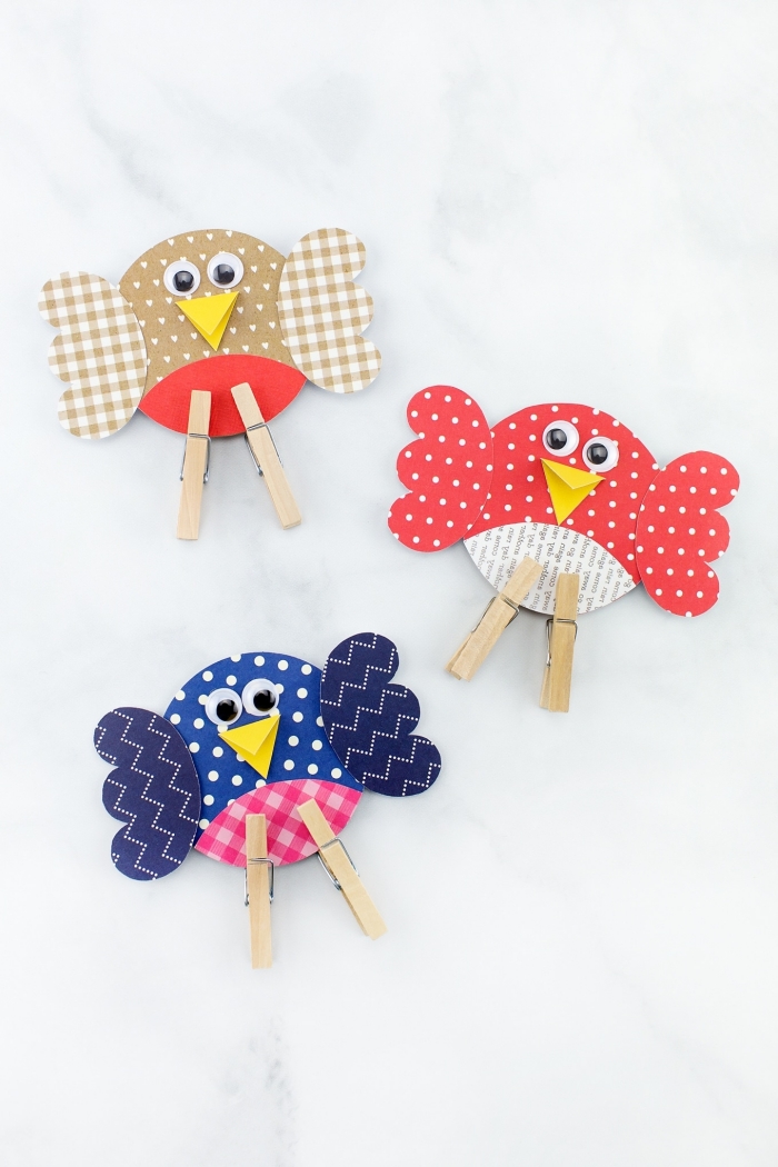 activité enfant 3 ans, modèles de formes oiseaux en papier coloré avec pieds en pinces de bois, idées créations en papier