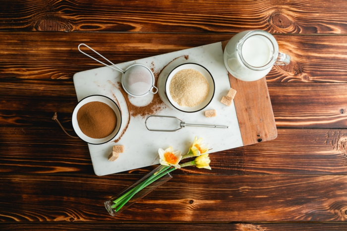 tutoriel comment préparer facilement un café glacé avec café instantané et cassonade, recette café au lait froid dalgona