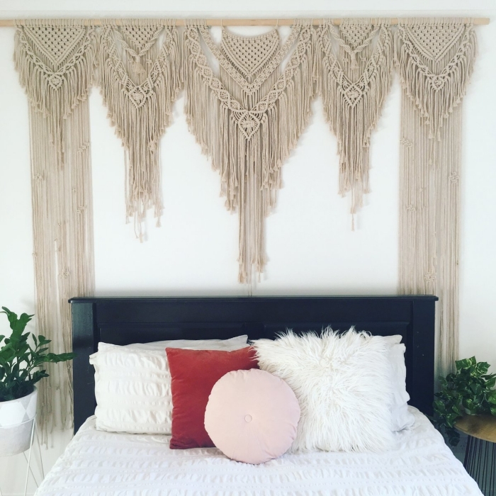 plantes vertes chambre à coucher bohème meuble de chevet table bois et métal diy macramé mural franges coussin rond rose pastel