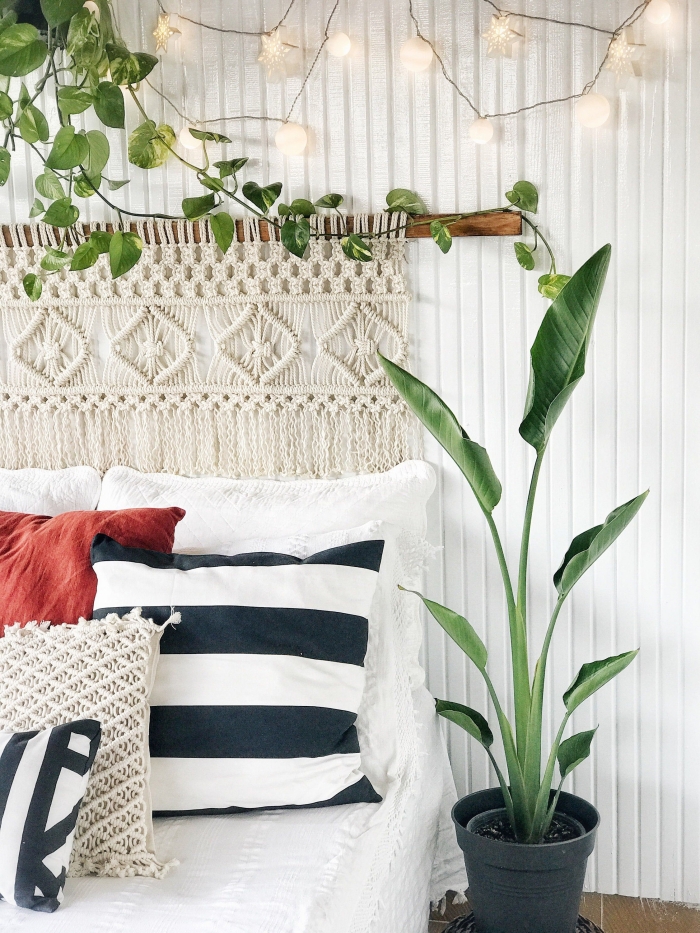 plantes vertes d intérieur pot fleur gris anthracite idee tete de lit à faire soi même bâton bois corde macramé franges coussins décoratifs