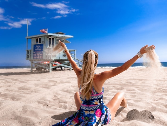 porter une jolie robe a la plage photo californie santa monica robe fleurie femme robe fleurie pour mariage champetre chic sable et ocean