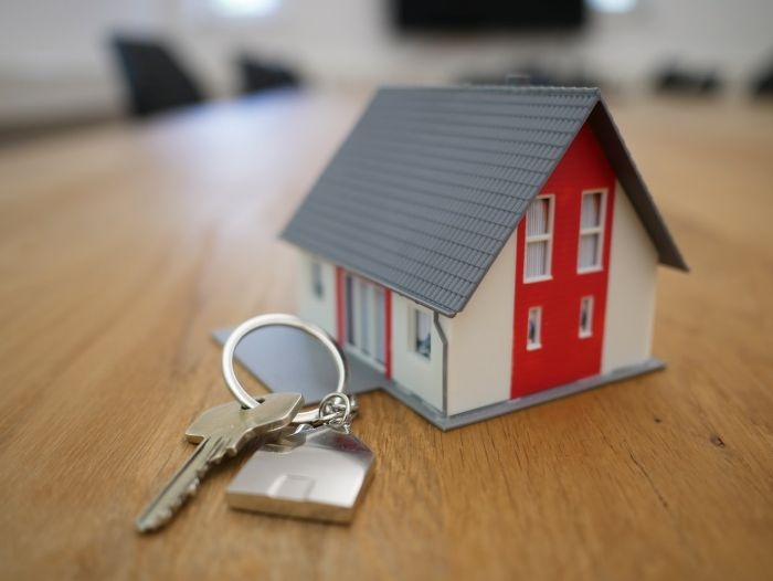 pret immobilier petite maison en=plastique blanc rouge toit gris