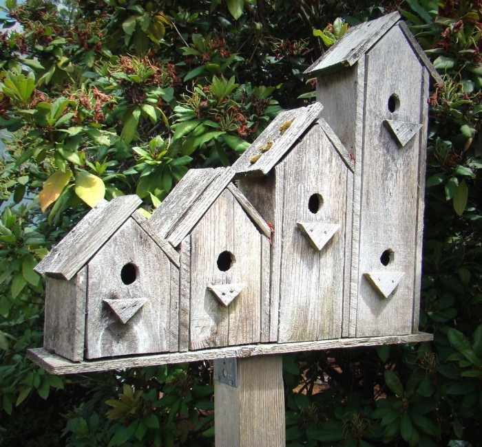idée comment faire une maison oiseaux originale avec quatre sections de différentes tailles en planches de bois, fabriquer un nichoir à oiseaux