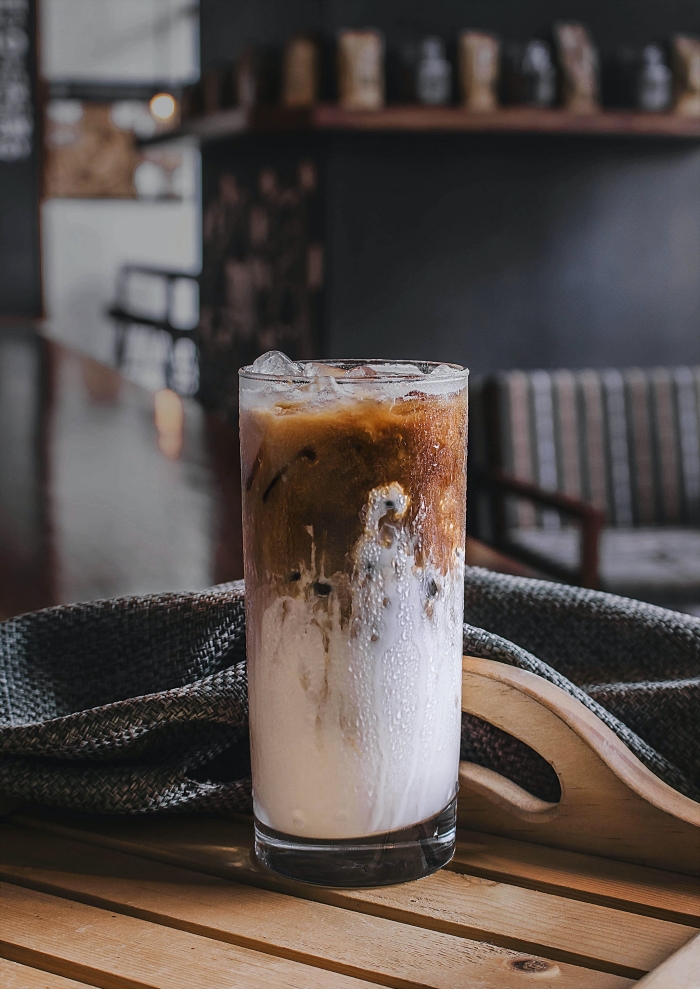 verre rempli de café au lait avec glaçons, recette de latte glacé facile et rapide à faire soi-même en été