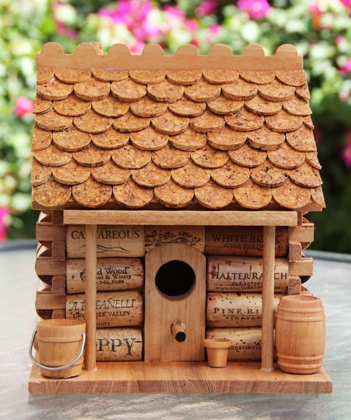 nichoir à mésange fait maison, modèle de maison pour oiseaux en matériaux de récupération, diy maison en bouchon de liège