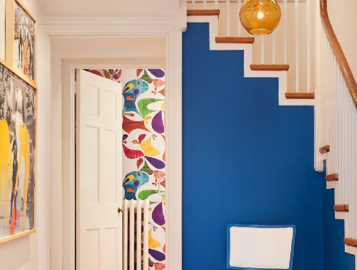 quelle couleur pour un couloir sans fenetre peinture bleue décoration sous escalier chaise blanc et bleu lampe verre couleur art mural