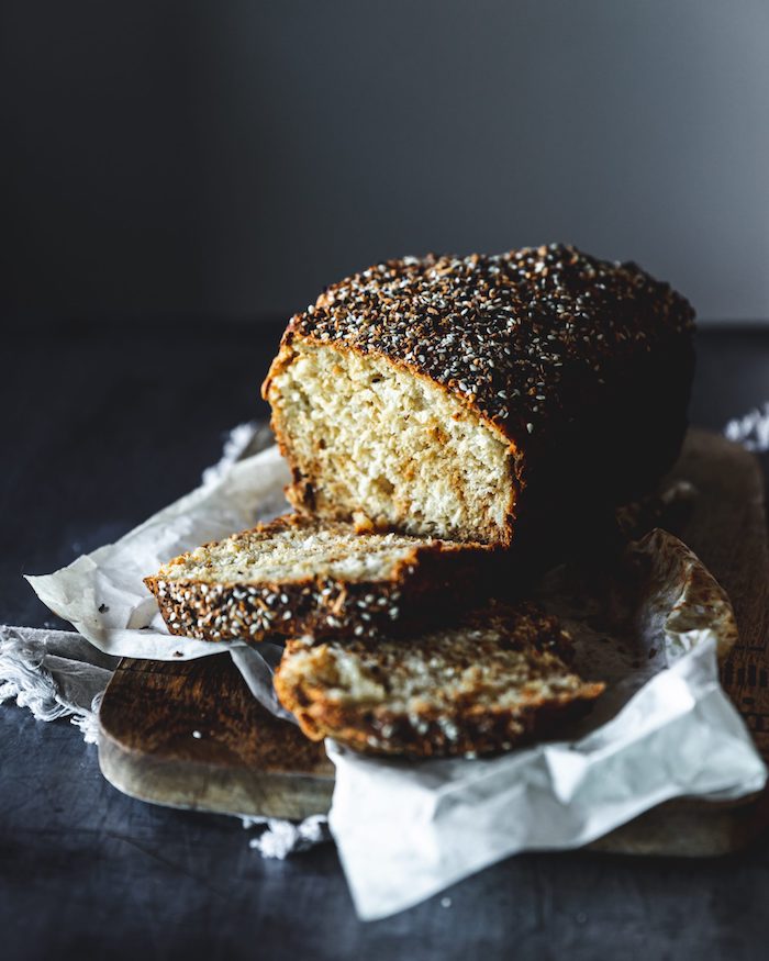 exemple de pain sans levure à base de farine blanche, yaourt grec et bicarbonate de soude avec decoration de graines