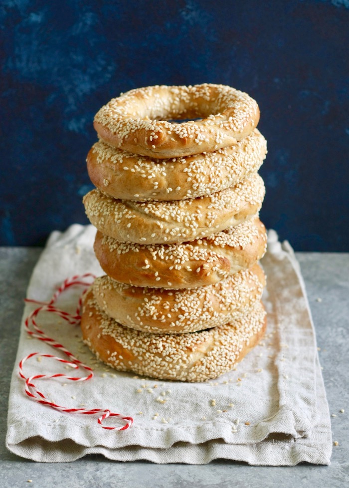 recette bagel, idee de rond de pain avec topping de graines de sesame, idee alternative pain recette grecque