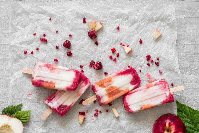recette dessert glacé facile et rapide avec yagourt fruits fraîche pêches framboises recette popscicles fruits été feuilles de menthe