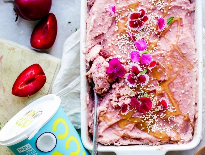 recette dessert léger crème de coco aux prunes décoration gâteau avec pétales de fleur beurre d arachide graines