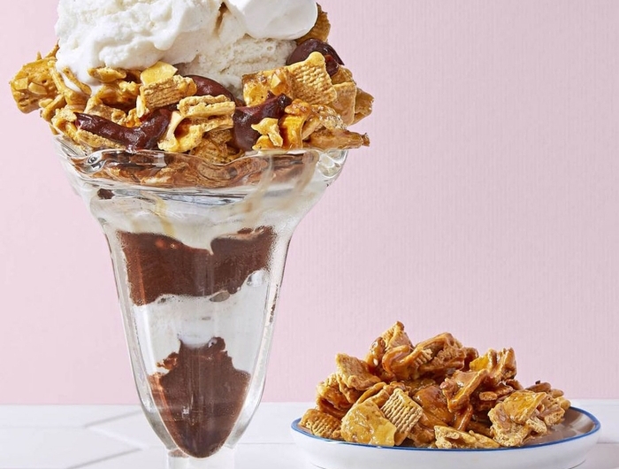recette dessert léger verre cocktail dessert chips chocolat fondu crème glacée vanille crème fouettée cerise cocktail serviette