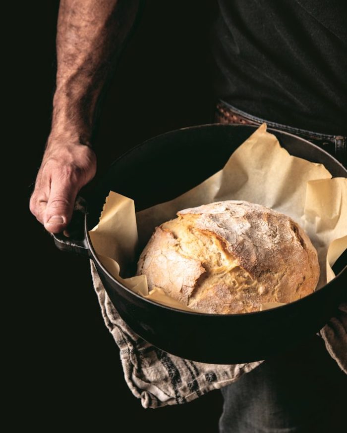 comment faire du pain, pain campagne simple fait dans une cocotte large sur papier cuisson, pain à base de farine et de la bière