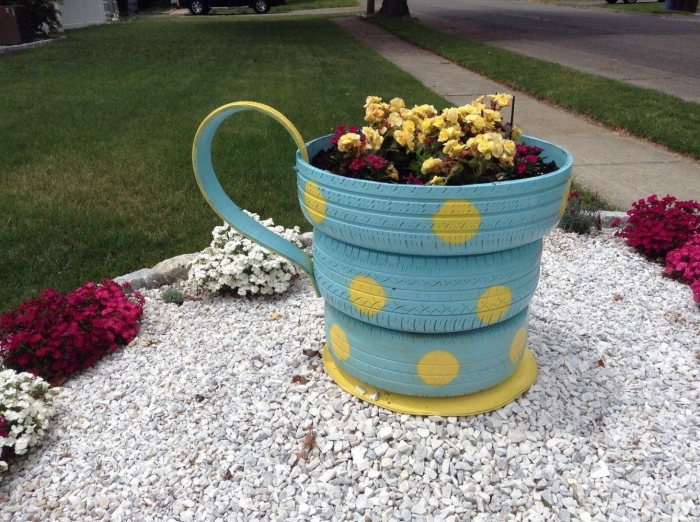 idée aménagement jardin facile et original, exemple comment décorer un petit jardin avec DIY jardinière en forme de tasse en pneus