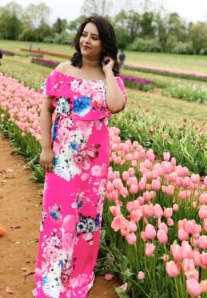 robe longue rose champ avec tulipes robe de cérémonie femme pinterest style tenue fleurie pour femme robe longue manche courte epaules denudees