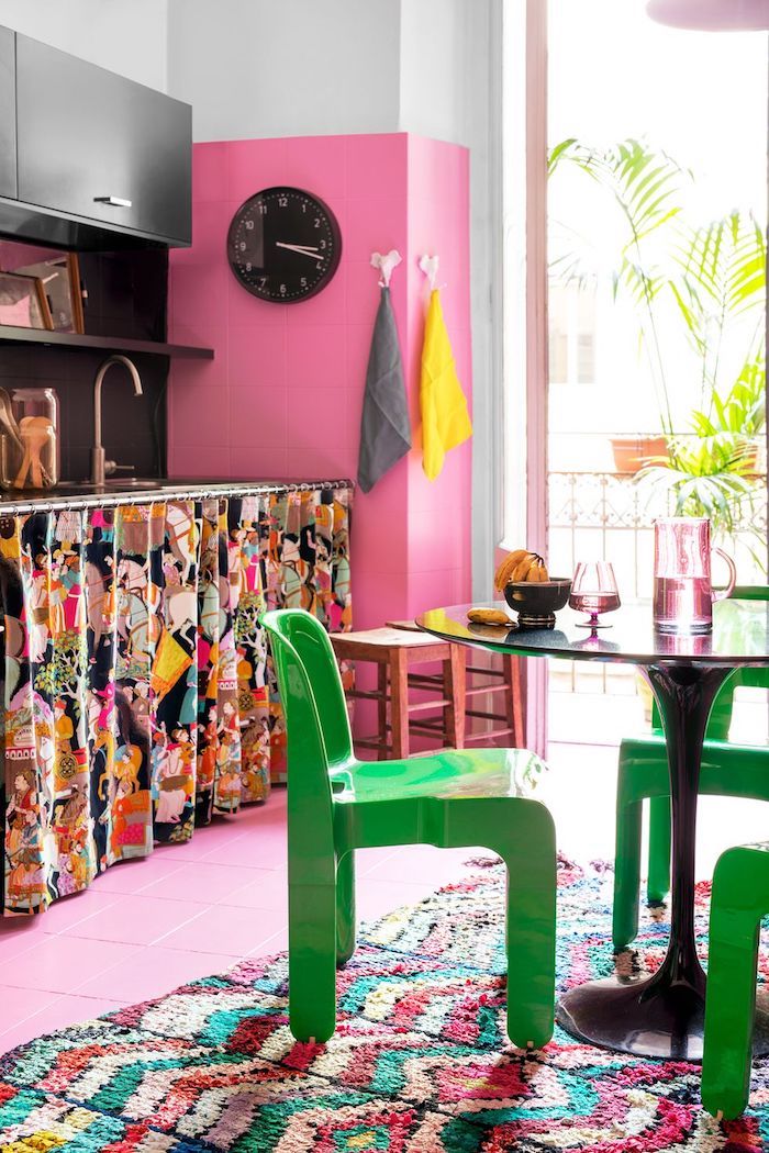Coloré cuisine rose peinture murale, chaises vertes, table ronde verre, association de couleur, quelle couleur pour une cuisine intérieur maison