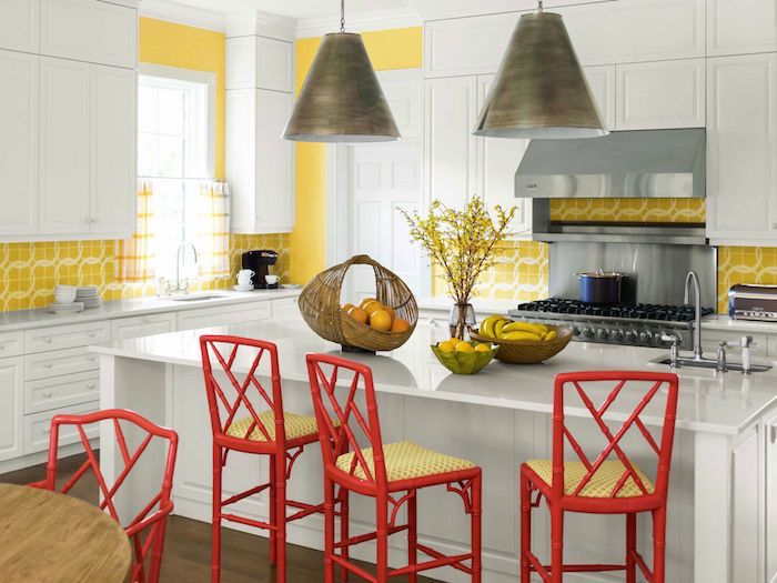 Le rouge et le jaune se marient parfaitement dans la cuisine blanche, peinture salle a manger, les couleurs qui vont bien ensemble