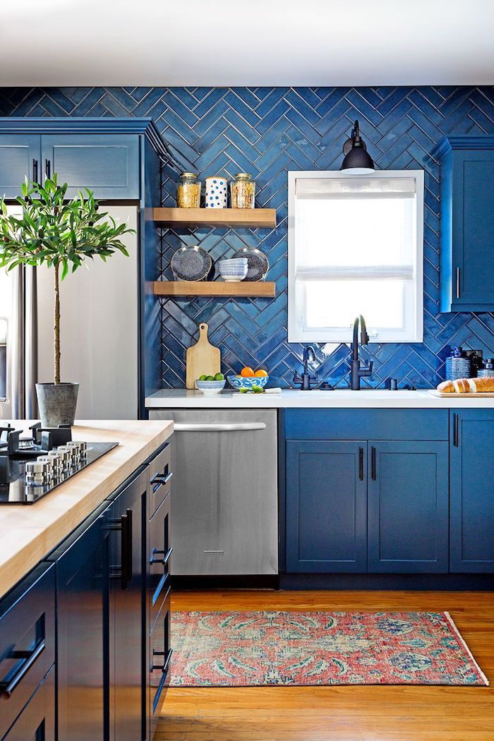 Bleu cuisine étagères en bois quelles sont les couleurs qui vont bien ensemble, couleur de peinture pour cuisine