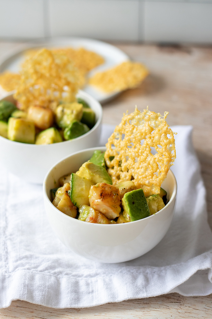 salade avocat crevette dans un petit bol blanc, façons ceviche et des grilles de fromage