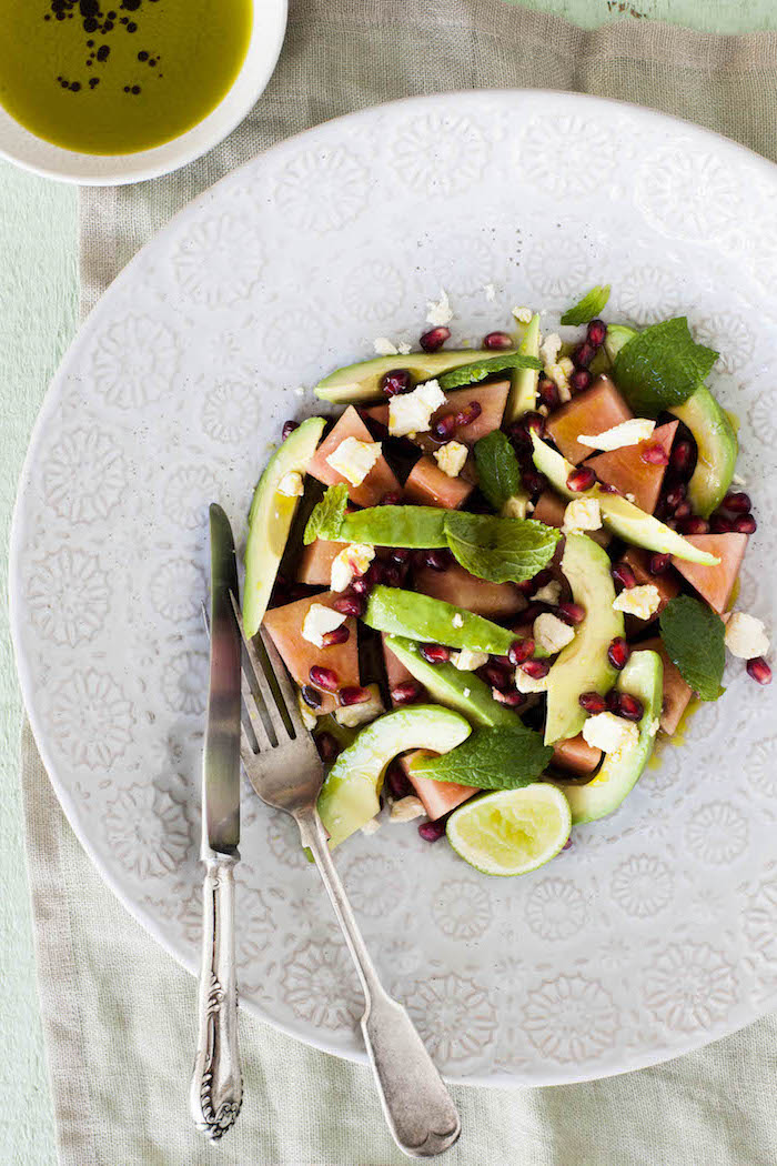 salade d été facile et avec des graines de grenade, tranches d avocat et de pasteque avec feuilles de basilic, salade avocat été