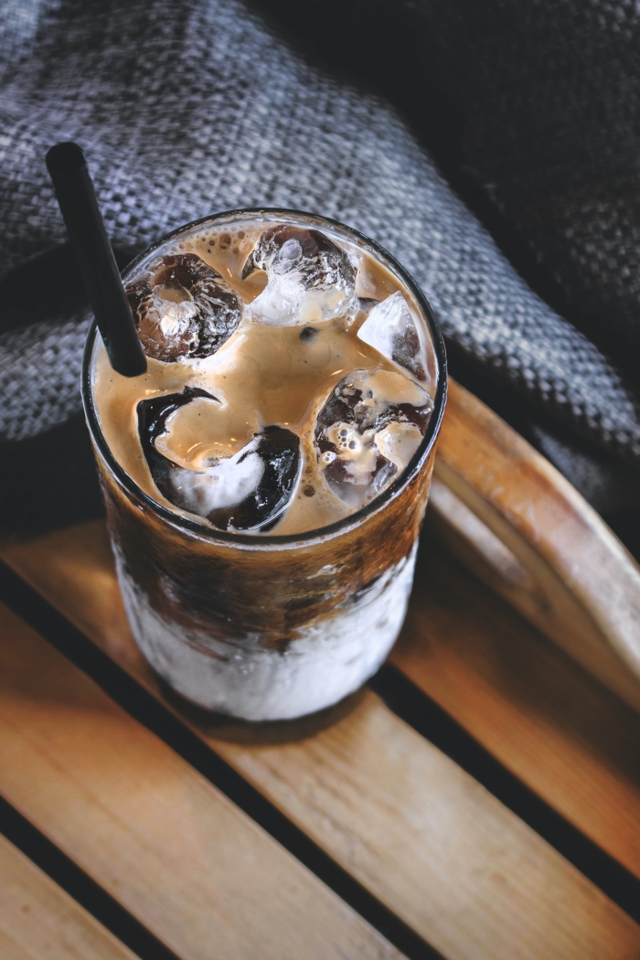 boisson fraîche pour l'été à la base de café au lait et glaçons, idée comment servir un latte glacé avec glaçons
