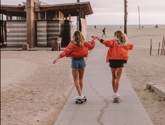 short jean skateboard robe longue femme ete inspiration robe droite chic mode estivale deux amies sur la plage