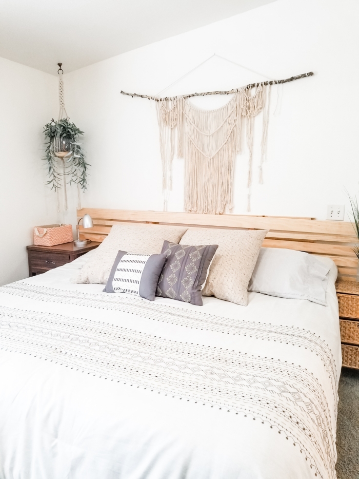 suspension macramé à faire avec cotton beige corde macramé bâton bois décoration chambre boho moderne tête de lit en bois clair