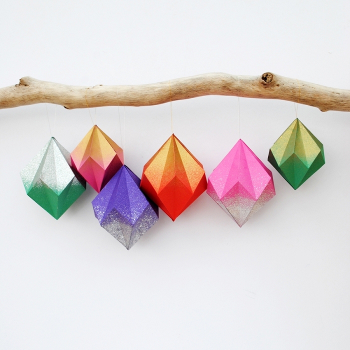 idée d'activité manuelle facile et originale, diy suspension multicolore avec branche de bois et petites pyramides en papier coloré