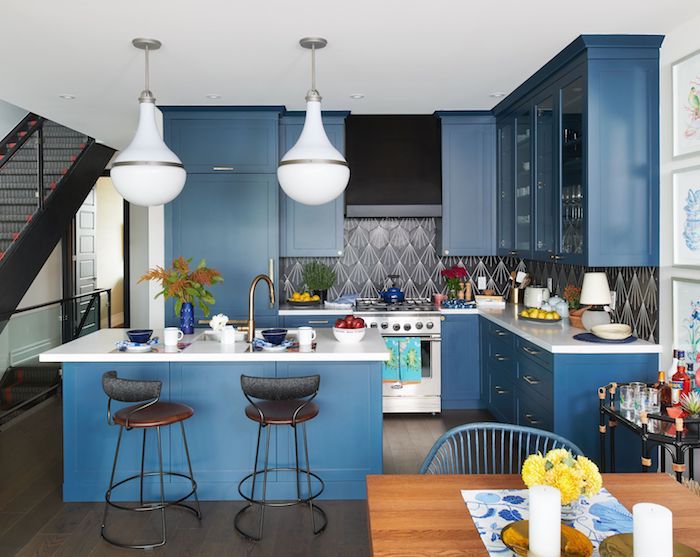 Mur bleu et blanc pour la cuisine bleu, belle cuisine bicolore fleurs jaunes pour déco, peinture salle a manger avec cuisine jointe